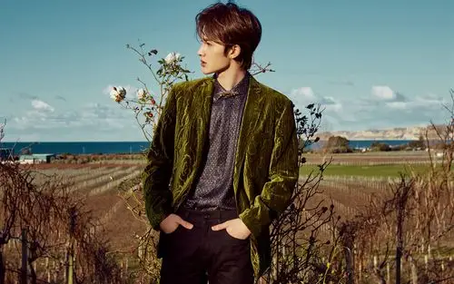 朱正廷英伦风帅气桌面壁纸