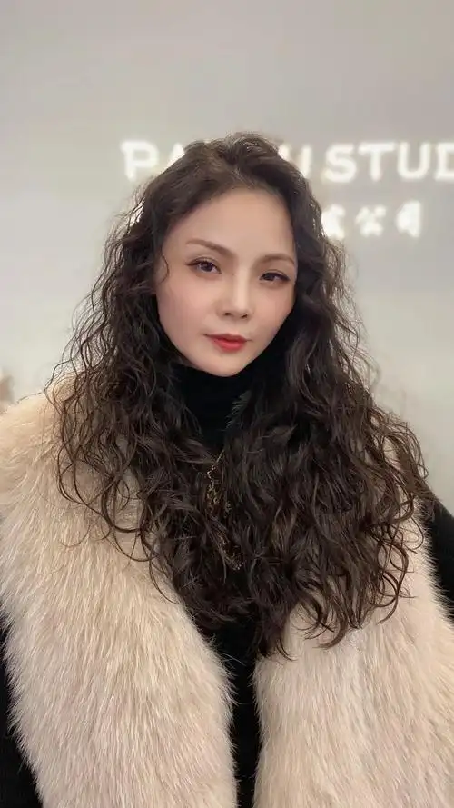 大波浪造型烫摩根烫数不胜数,但对于发量较少的女士,这些都不太实用