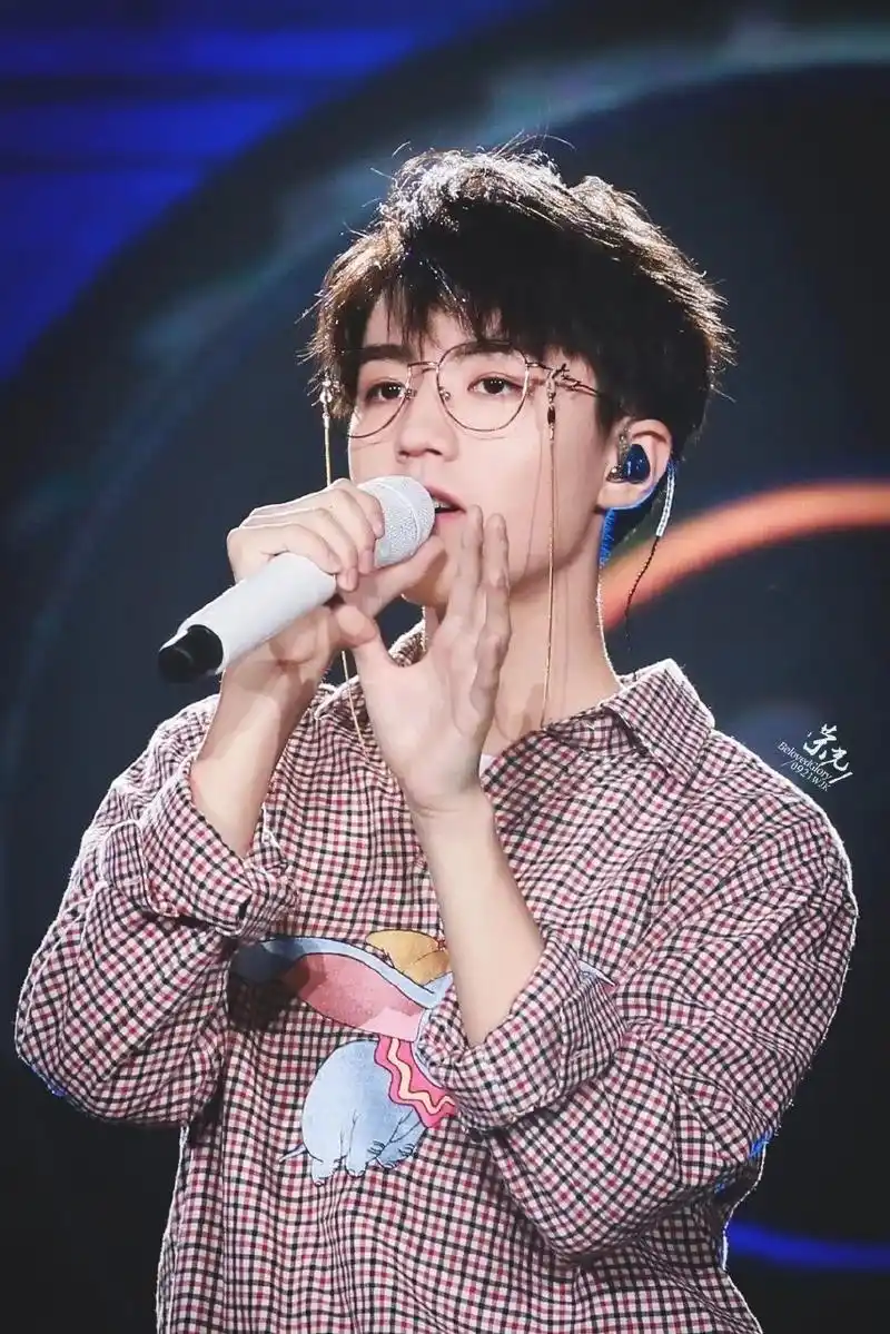 王俊凯壁纸小凯眼镜杀合集来了戴眼镜的凯boss真的太绝了