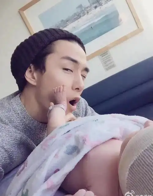 好久不见戚薇的女儿lucky了,越来越像李承铉啦?