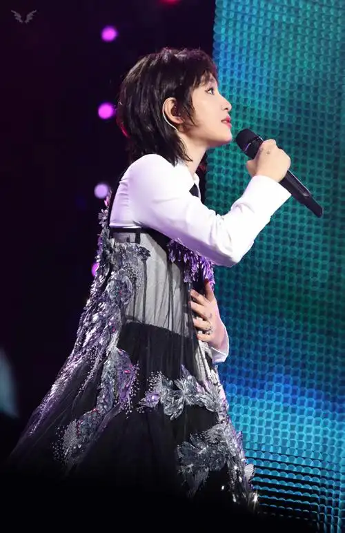 周笔畅超话98#周笔畅上海演唱会#她是童话里的公主.@周笔畅