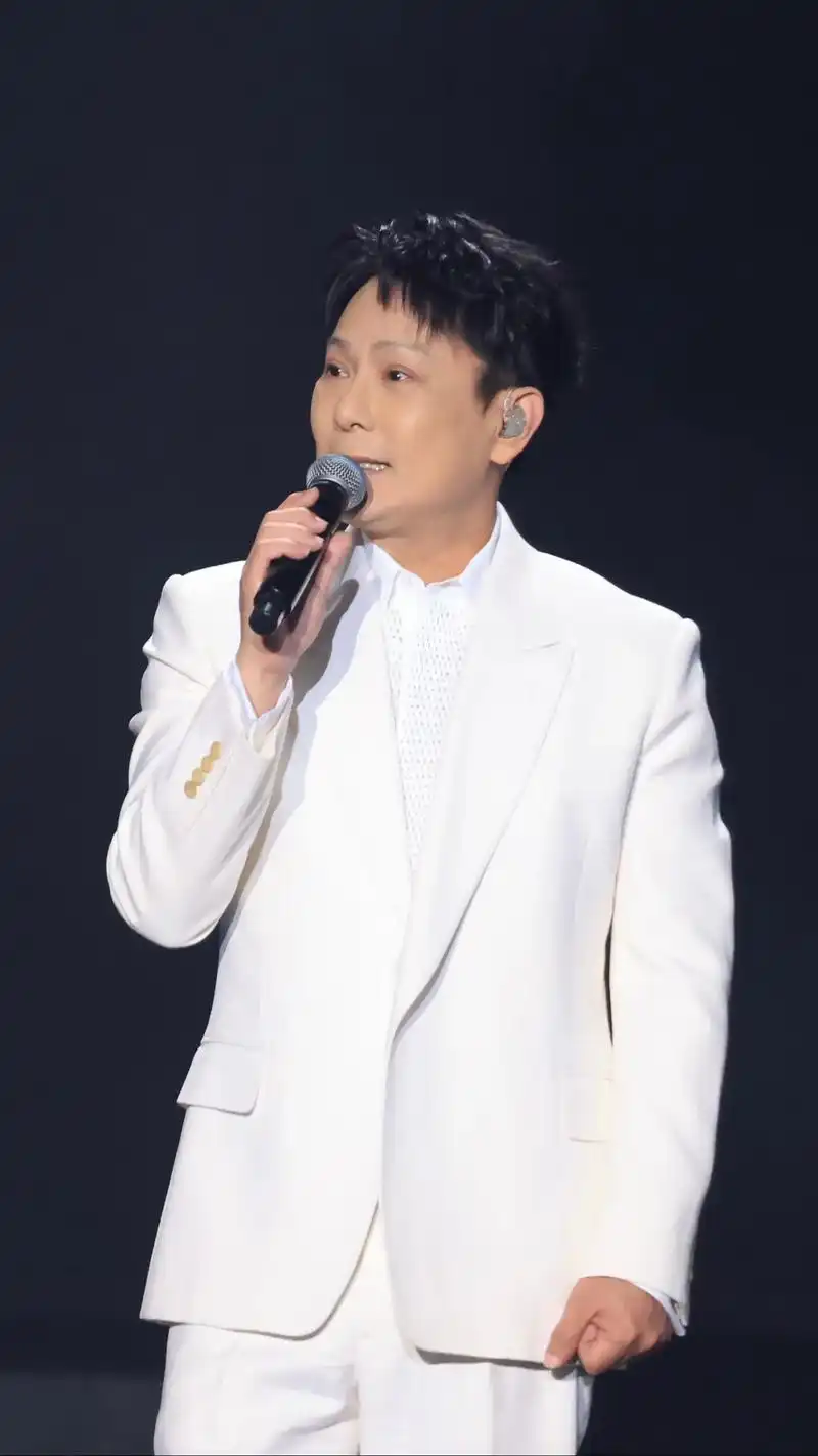 张信哲合肥商演难以抗拒你容颜.#白马王子 &#情歌王子 #张 - 抖音