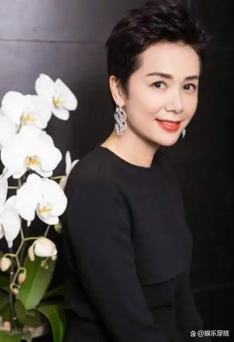 57岁蒋雯丽剪了超短发年轻10岁,穿一身黑 渔夫帽,时髦得认不出