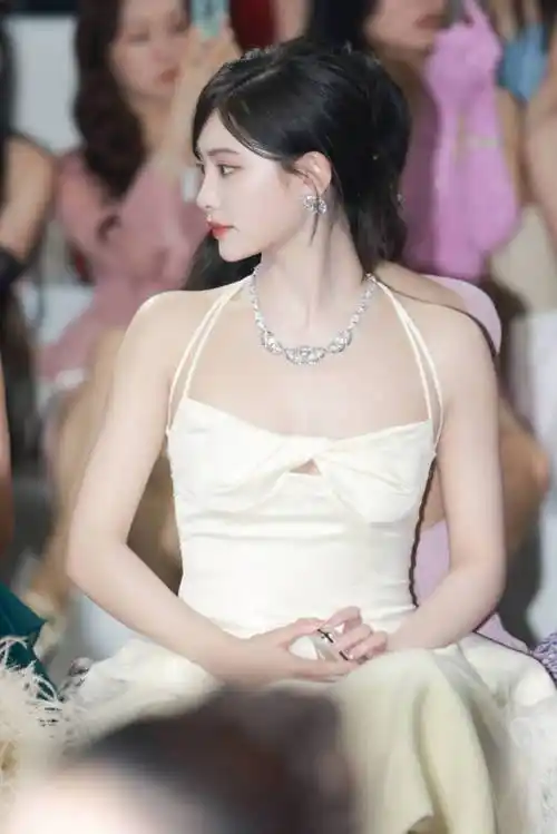 许佳琪穿白色丝绸吊带裙皮肤白皙秀身材曲线2