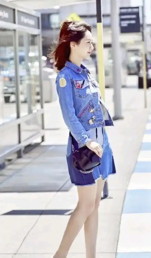杨紫穿牛仔短裙街拍青春活力身材纤细少女感十足