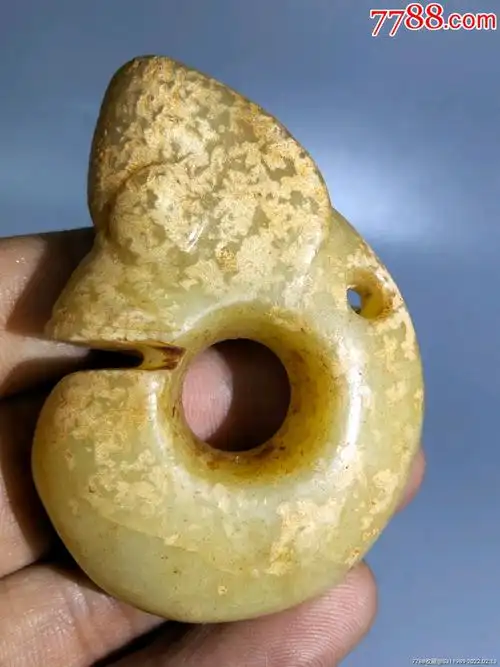 以前收的黄玉玉猪龙风化明显包浆沁入骨红山文化