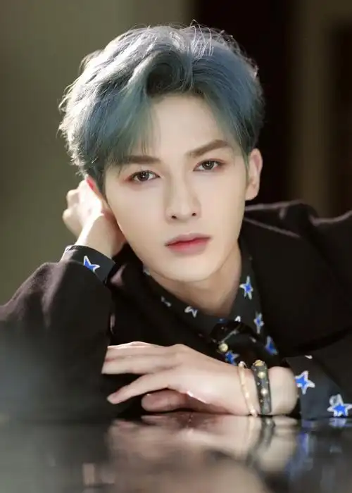 朱正廷撕漫男蓝发