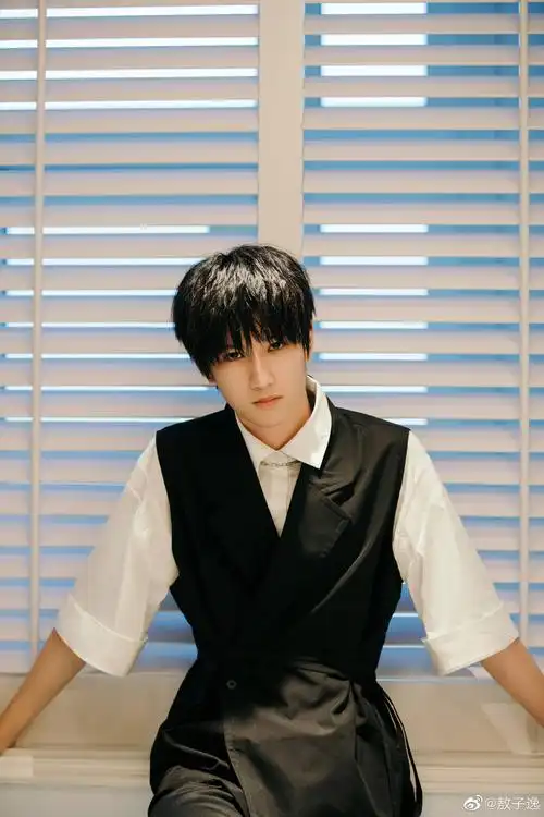 和敖子逸有过一段感情(除正主外只有马嘉祺知道)与马嘉祺是竹马ly警局