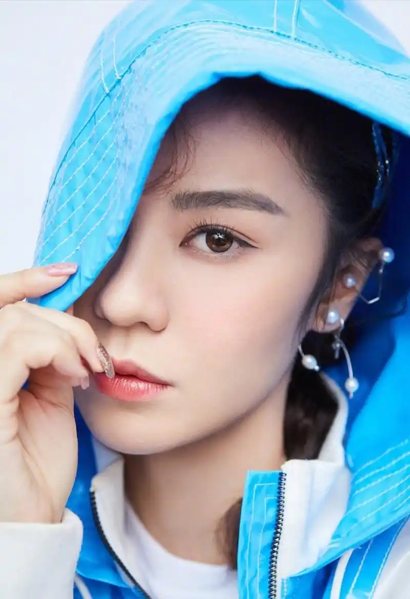 有网友发现郁可唯脸是怎么了?