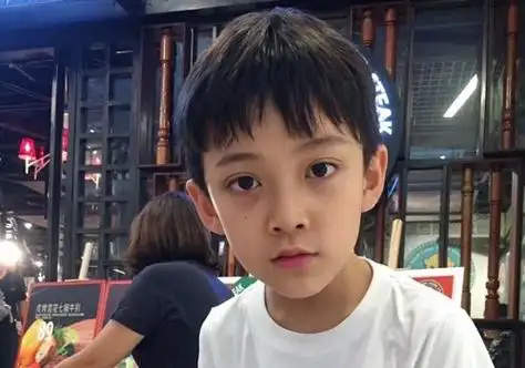 13岁男孩刚上初中,从童年进入少年阶段,有些叛逆又有些傲娇,对待发型