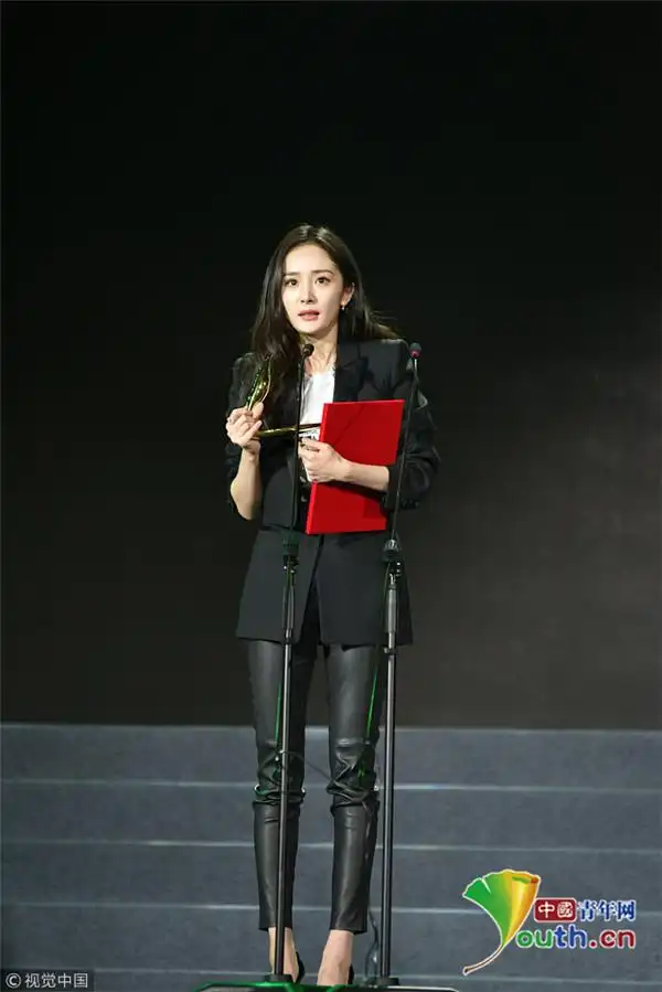 杨幂上台领奖西装精致干练谈话间举手显呆萌