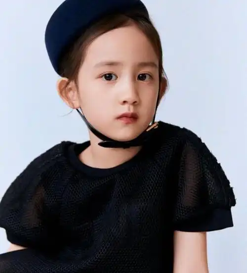 黄磊7岁二女儿生日现场曝光,网友:基因强大,第二个黄多多