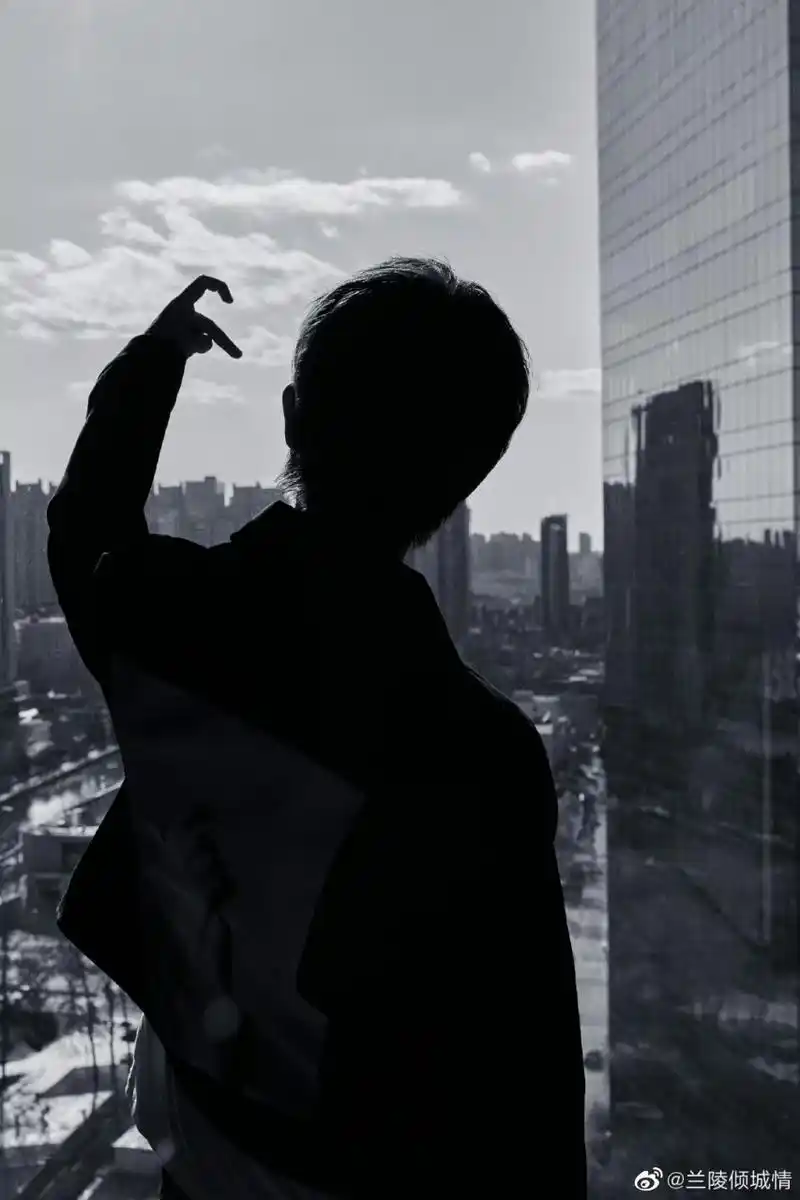 任嘉伦# 这么隐晦的比心      这么好看的后脑勺