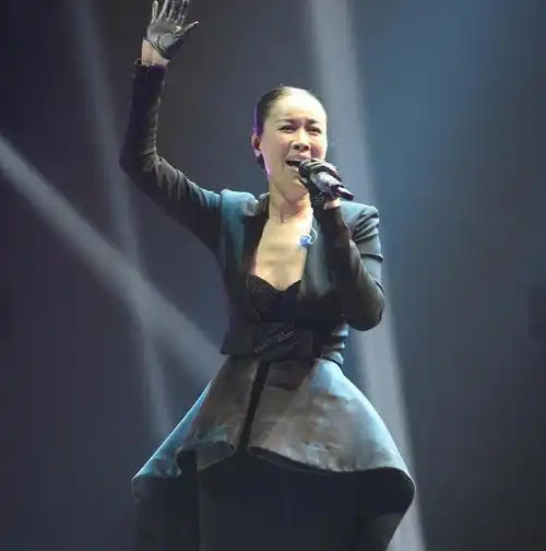 其实,要说演唱会玩辣眼睛最厉害的,远不是蔡依林,而是老牌歌手那英!