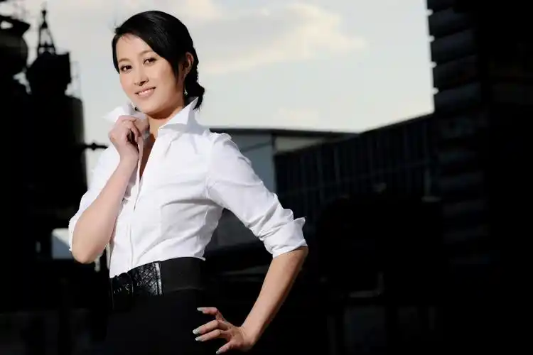 袁志博街头演绎知性魅力