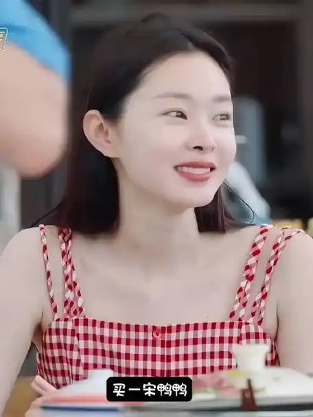 宋轶素颜吃早餐