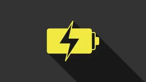 黄色电池图标孤立在灰色背景闪电符号4k视频