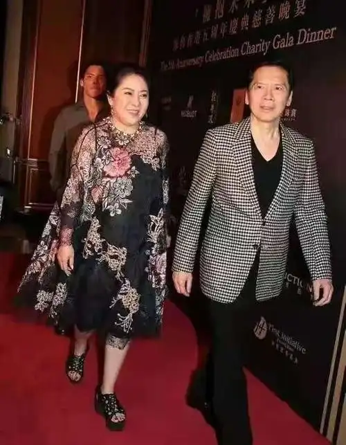 向太走花哨风也超贵气!穿印花裙戴珠宝霸气全开,近照瘦出锥子脸