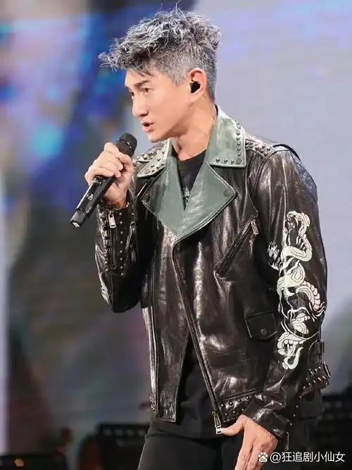 好久不见的吴奇隆再次出现帅气依旧,身上虽然也有岁月带来的痕迹,不过