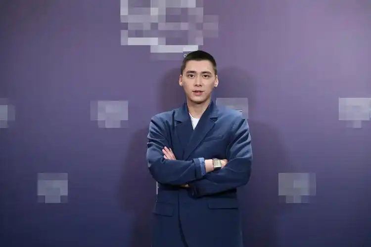 李易峰蓝西装白t帅气亮相 自曝剃寸头后妆发只需十几分钟