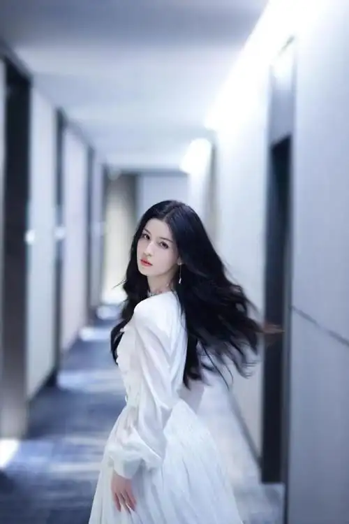 杨幂简约大方的穿搭风格,给人一种轻松舒适的氛围感