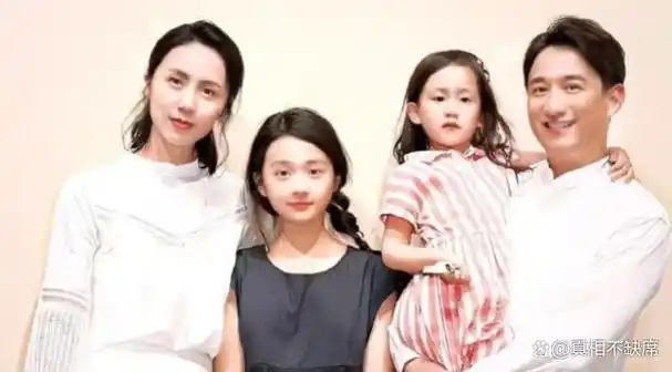 磊一家5口公务舱被偶遇18岁黄多多被骂太拽黄磊被批架子大