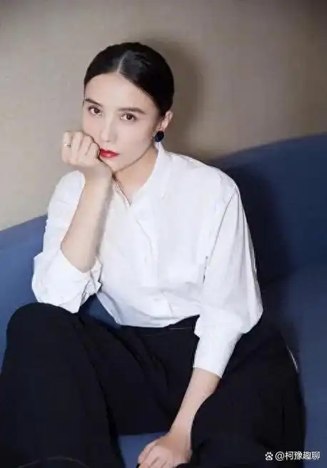 宋佳被4个男人狂追与5婚导演同居5年42岁未婚的她如今怎样了