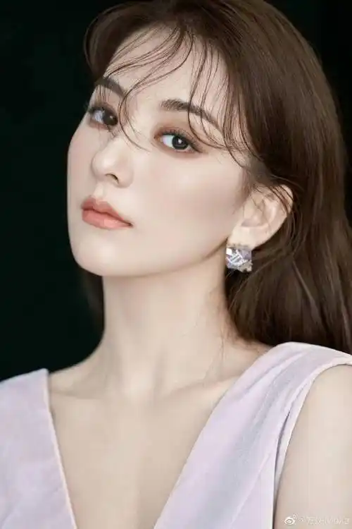 郭富城娇妻方媛晒美艳写真34岁辣妈状态似少女