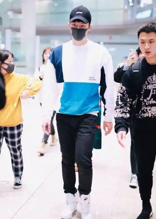 都说别轻易挑战"毒液裤",黄景瑜不听,穿出"树桩腿"辣眼睛!