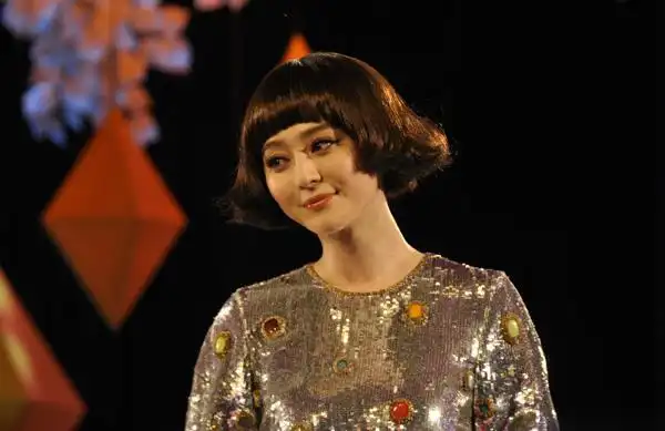 日前范冰冰在某卫视的春晚录制现场压轴亮相,身穿银色亮片装的范冰冰