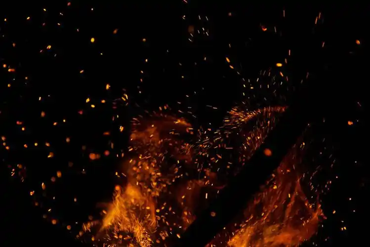 黑色背景下的火星火焰