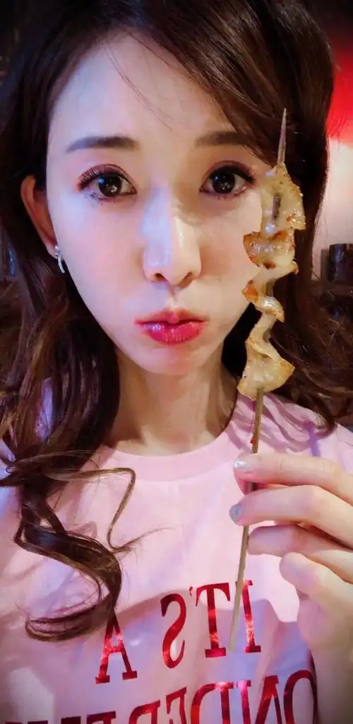 林志玲撸串时晒自拍,入口瞬间很有戏,网友:一看就是老手