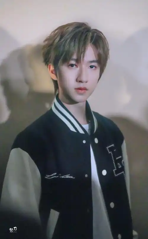 时代少年团秀场照片##贺峻霖 梦蝶破笼