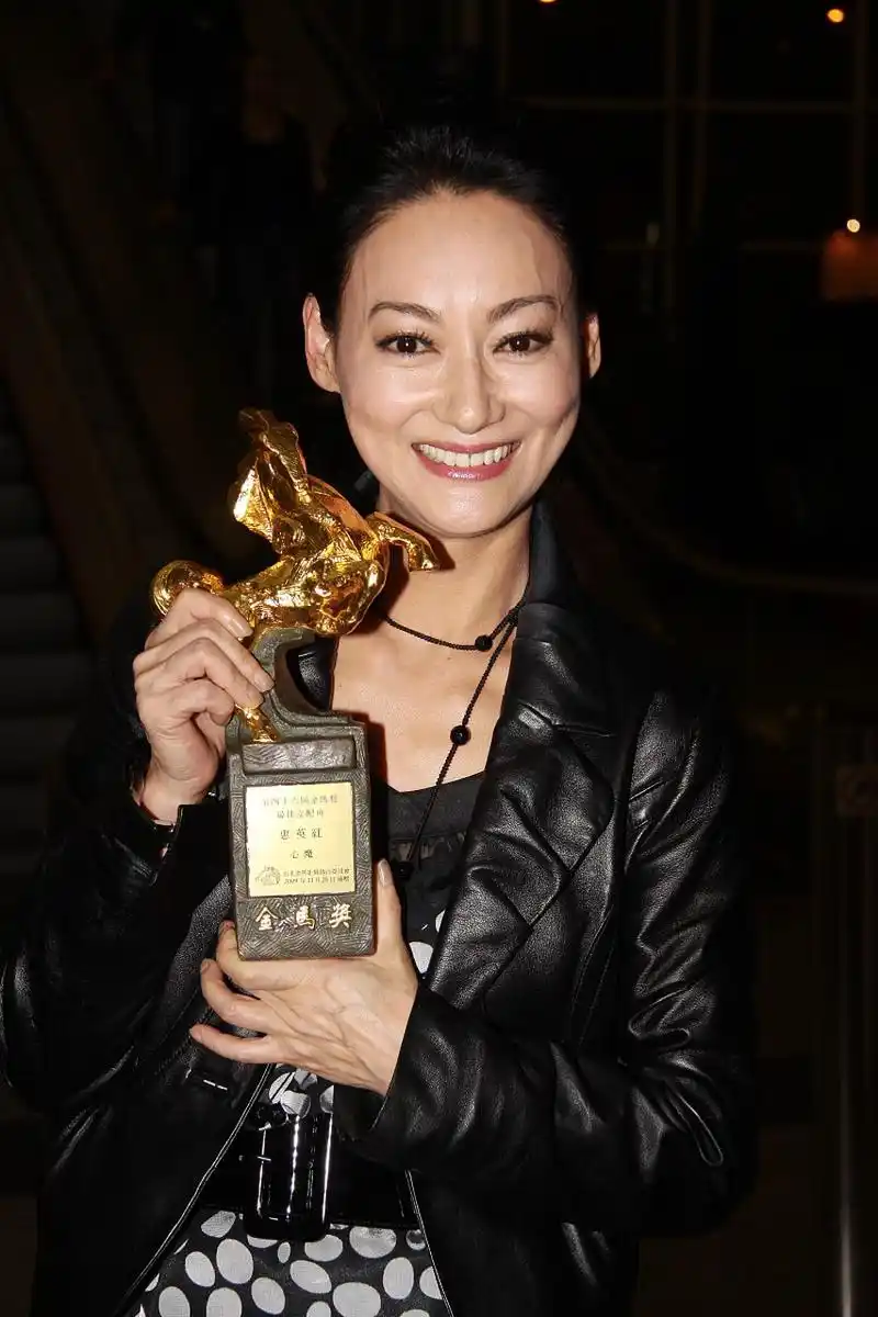 香港女星惠英红,金马奖影后,曾数度斩获香港金像奖最佳女主角,以其