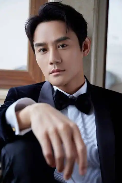 王凯受邀出席第34届中国电影金鸡奖闭幕式干练帅气状态佳