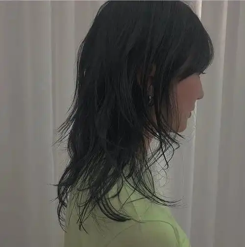 长碎发很时尚的