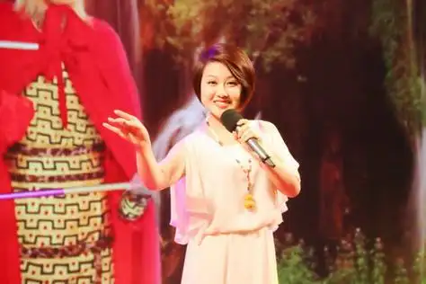 特邀嘉宾发言结束后,我著名歌唱家金波,中国煤矿文工团著名歌手春天