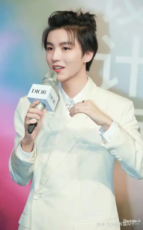 王俊凯近期的亮相越发惊艳,在造型上是哪块地方在点睛? - 知乎