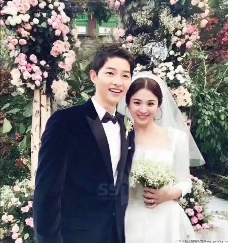 空姐偶遇宋仲基宋慧乔,结婚一周年还是那么甜蜜,原因竟是这样