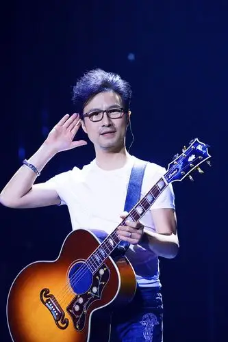 《歌手》汪峰演绎《下坠》邀原唱到场 惺惺相惜致敬原创音乐人