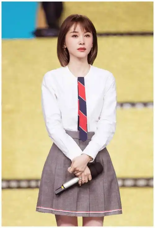 原创162cm王子文剪了短发真高级白衬衫搭百褶裙减龄时髦显高显瘦