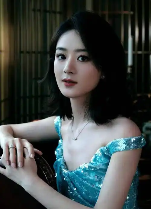 赵丽颖直播造型美翻了!穿亮片裙剪短发女人味快溢出来了,超惊艳