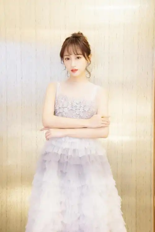 简介:snh48黄婷婷甜美仙气写真图片,分享一组黄婷婷图片给大家,图中的