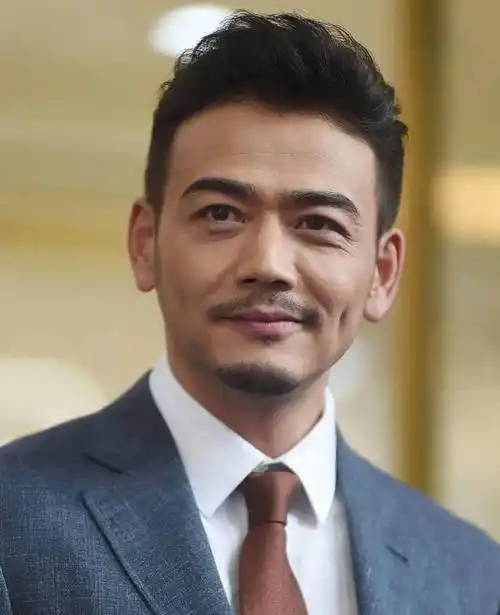 40岁以上的男士应该少留这2种"油腻发型",多剪另外3种,更加清爽有型