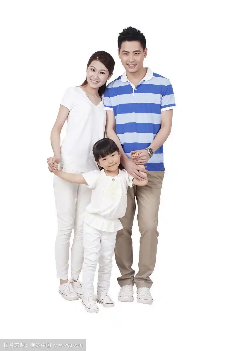 三口之家幸福美满笑容甜蜜合家欢全身照