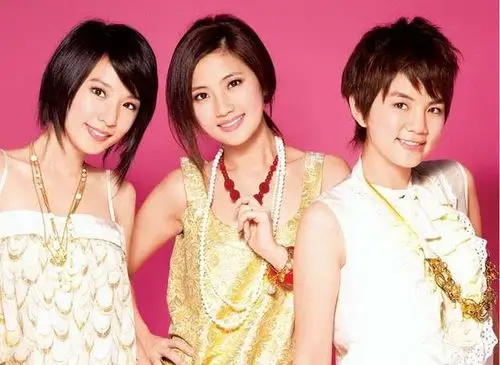 she she组合,台湾女子演唱组合,成员包括selina,hebe和ella,中文名字