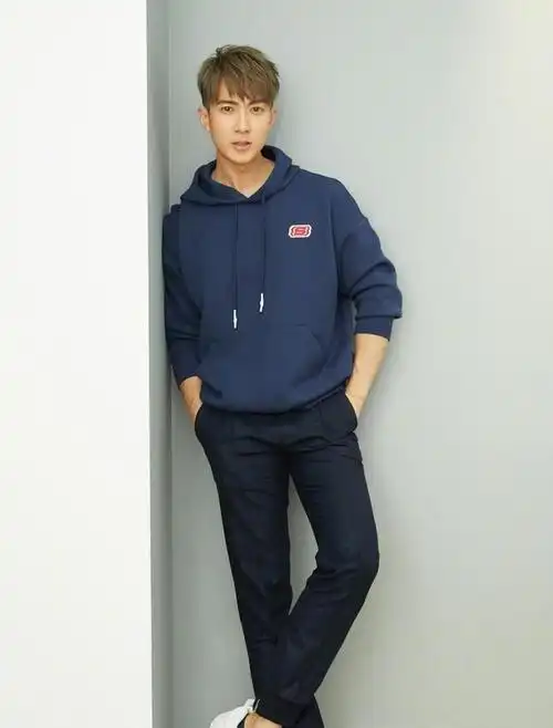 晒娃奶爸吴尊突破自身形象留起胡子更添一抹性感