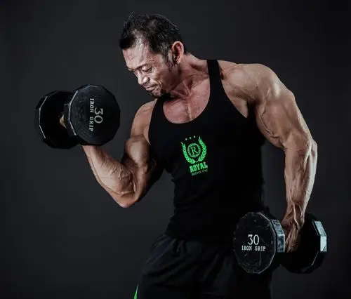 用哑铃训练二头肌肌肉的健美运动员[型号:palumbo isao]