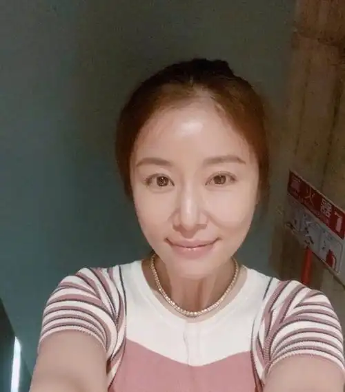 林心如晒素颜照黑头引起热议44岁皮肤状态不比老公霍建华