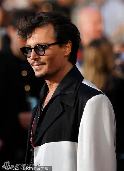 组图:德普短发亮相《海盗4》 佩内洛普似优雅人鱼_高清图集_新浪网